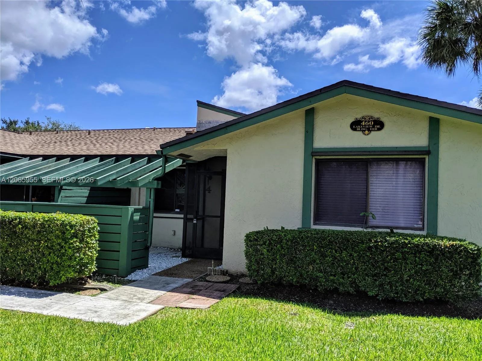 Foto de propiedad en 460 Lakeview Drive 4, Weston, FL 33326 Weston con MLS# 