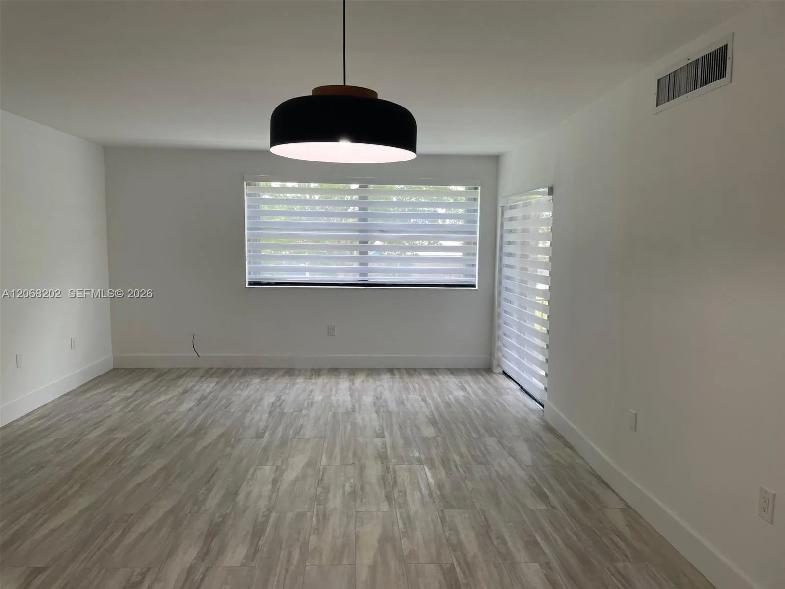 Foto de propiedad en 460 W Park Drive 207, Miami, FL 33172 Miami con MLS# 