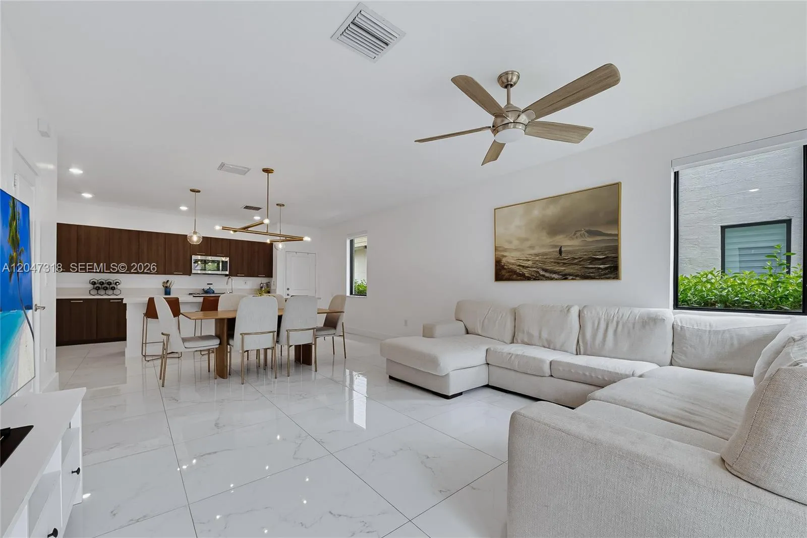 Foto de propiedad en 4605 NW 83rd Path, Doral, FL 33166 Doral con MLS# 