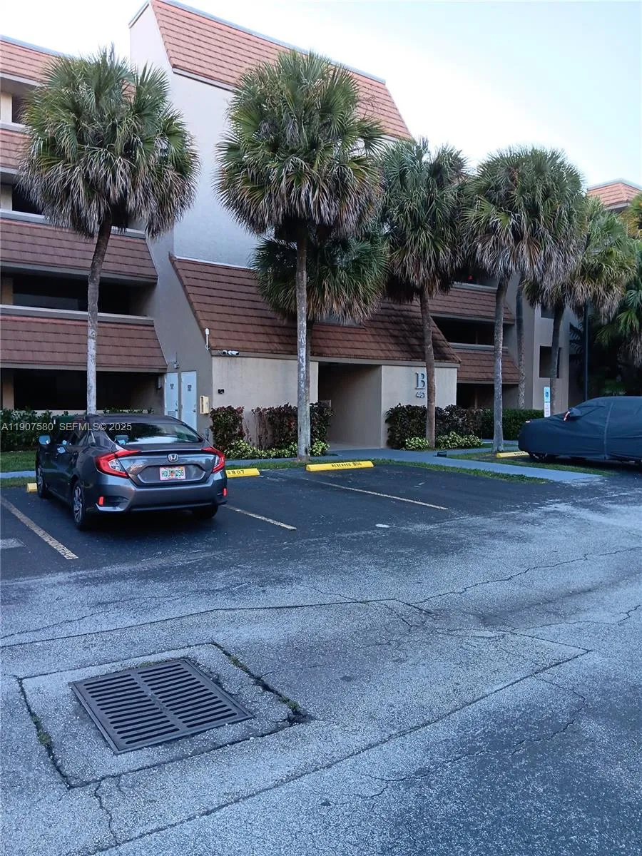Foto de propiedad en 461 Ives Dairy Road 304-2, Miami, FL 33179 Miami con MLS# 