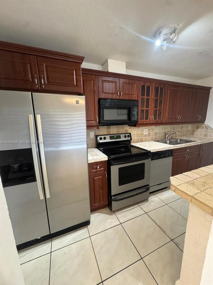 Foto de propiedad en 4610 NW 79th Avenue 2C, Doral, FL 33166 Doral con MLS# 
