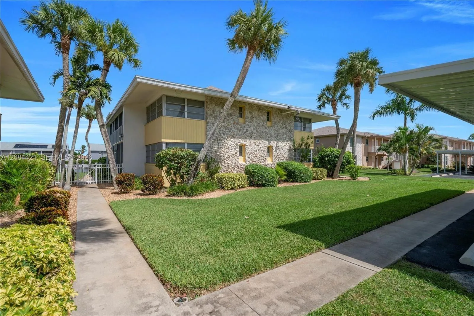 Foto de propiedad en 4613 SE 5th Avenue 210, Cape Coral, FL 33904 Cape Coral con MLS# 