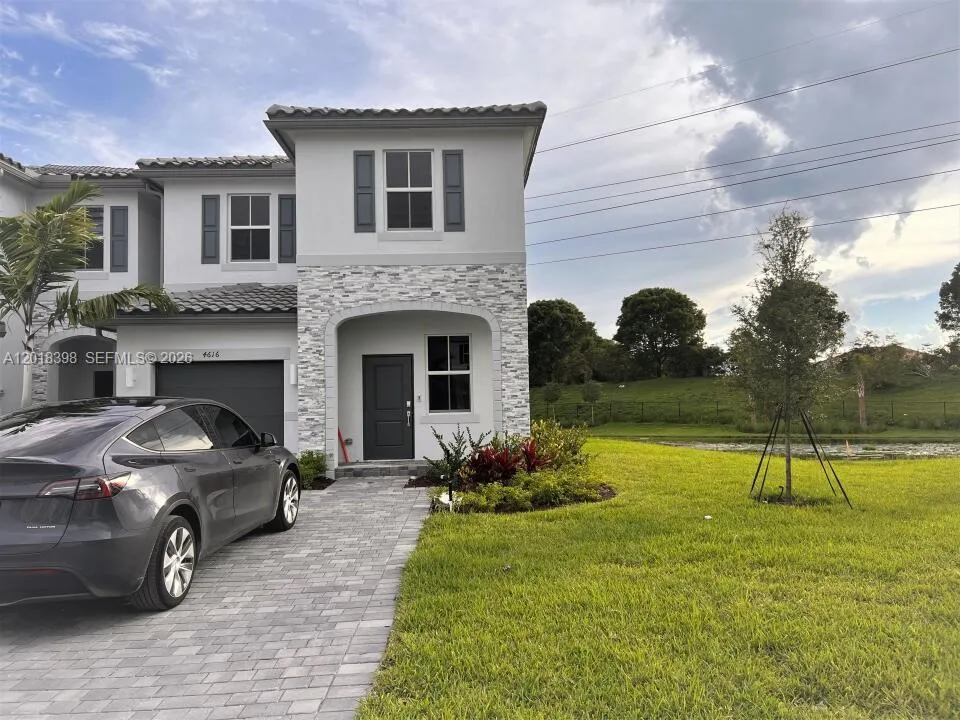 Foto de propiedad en 4616 NW 120th Way, Coral Springs, FL 33076 Coral Springs con MLS# 