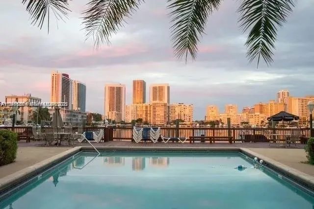 Foto de propiedad en 462 Golden Isles Drive 202, Hallandale Beach, FL 33009 Hallandale Beach con MLS# 