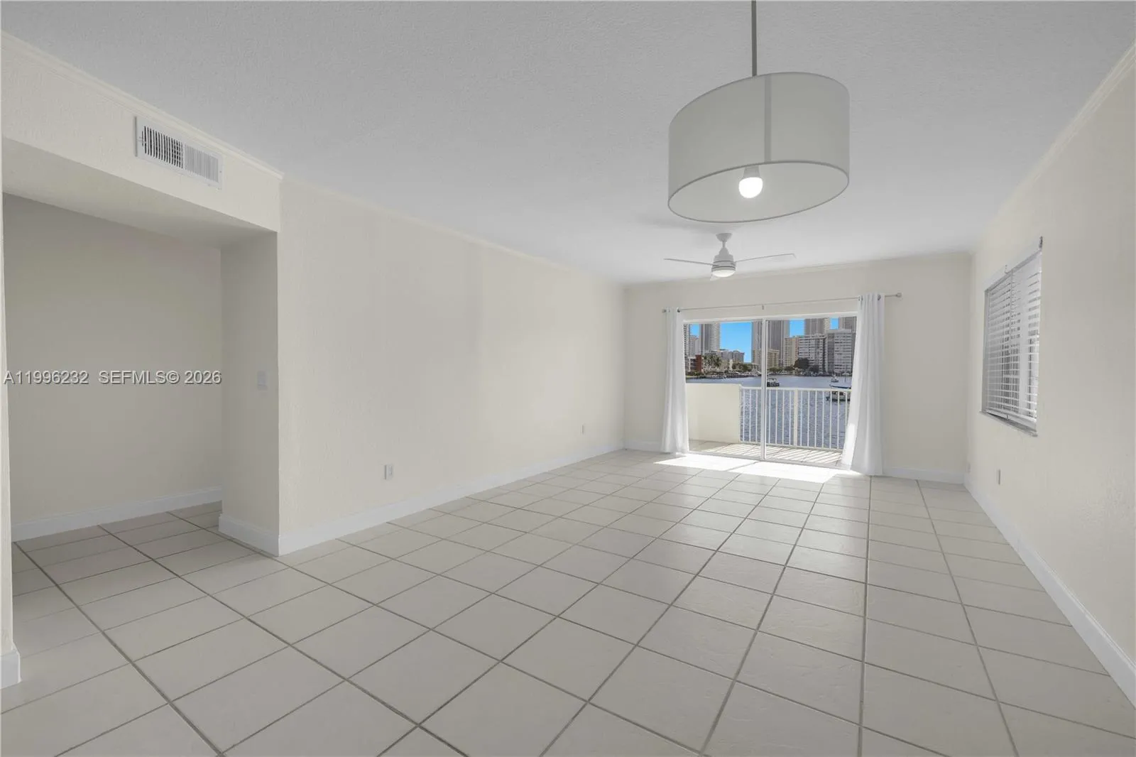 Foto de propiedad en 462 Golden Isles Drive 210, Hallandale Beach, FL 33009 Hallandale Beach con MLS#