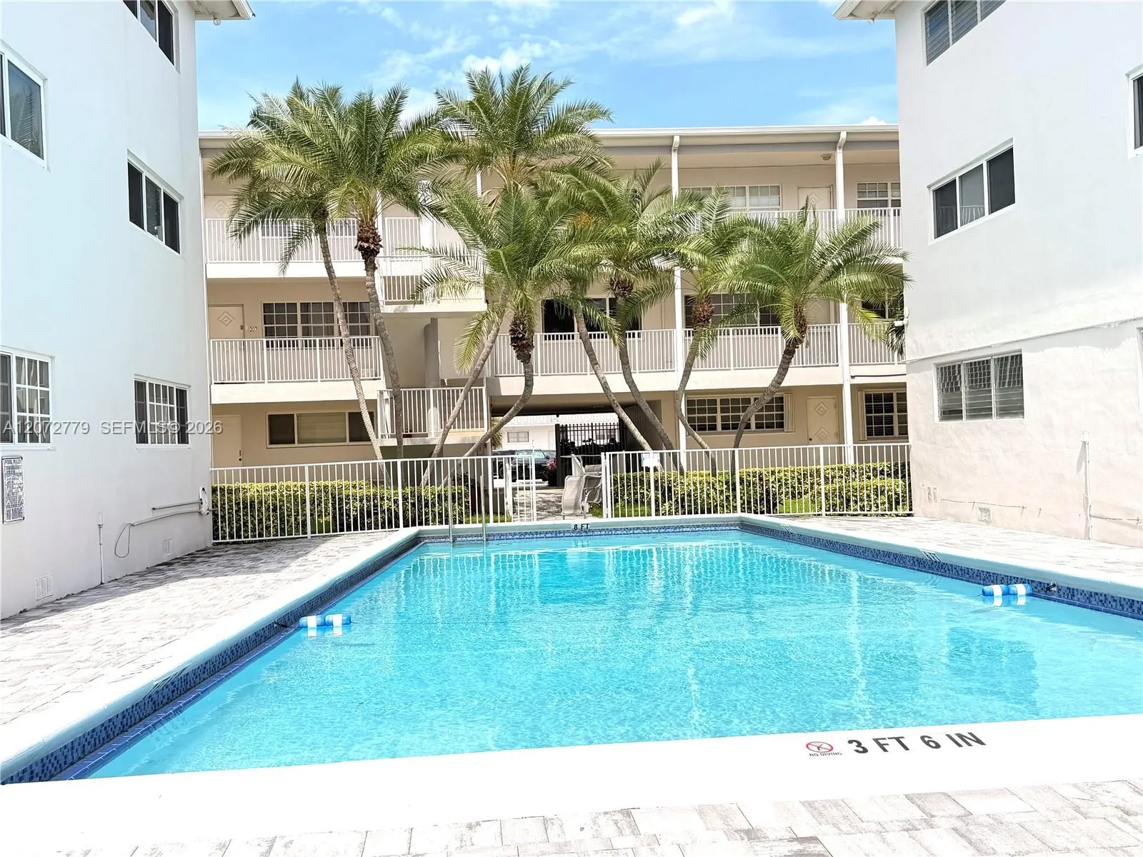 Foto de propiedad en 462 Golden Isles Drive 305, Hallandale Beach, FL 33009 Hallandale Beach con MLS# 