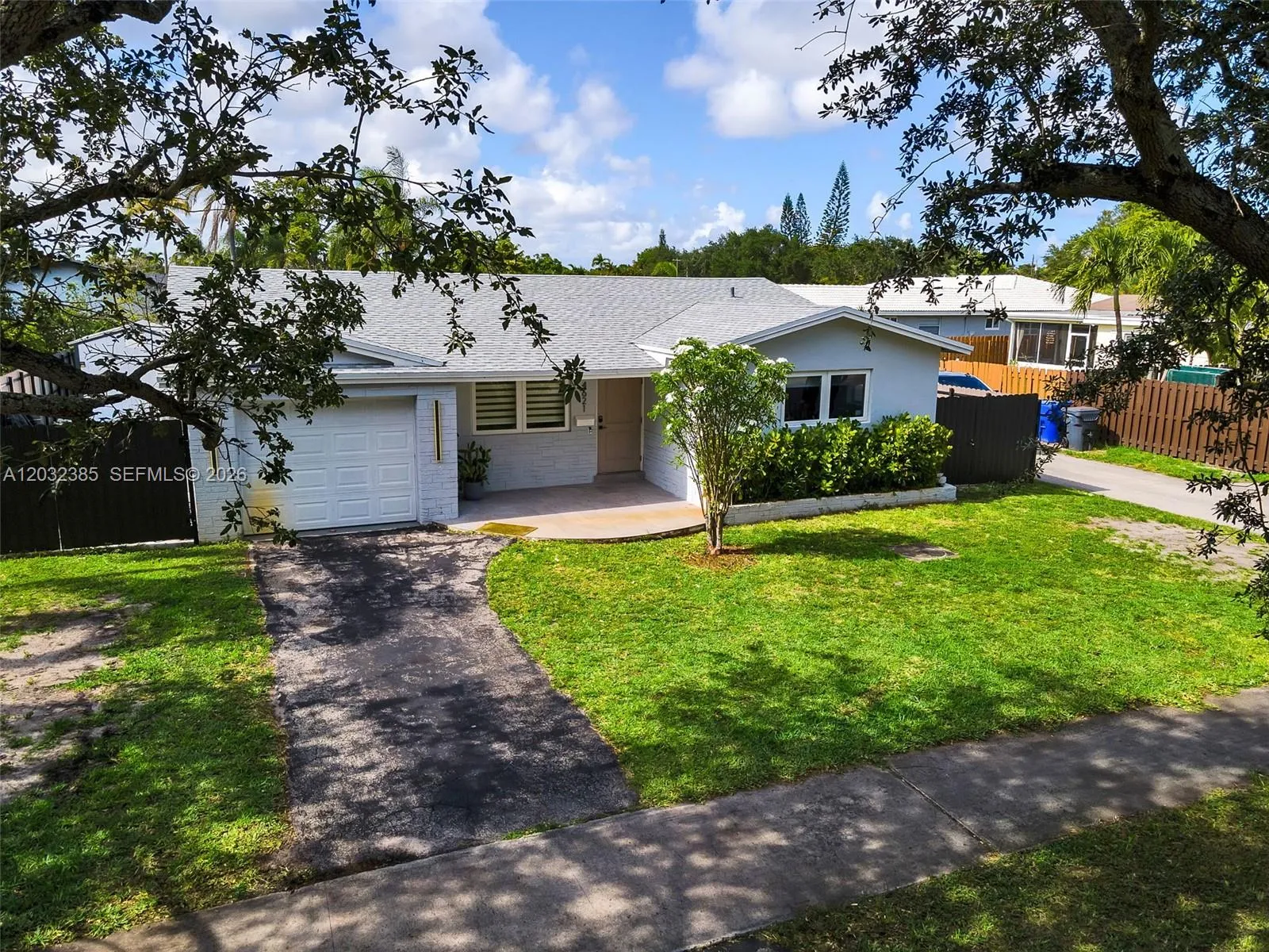 Foto de propiedad en 4621 Johnson Street, Hollywood, FL 33021 Hollywood con MLS# 