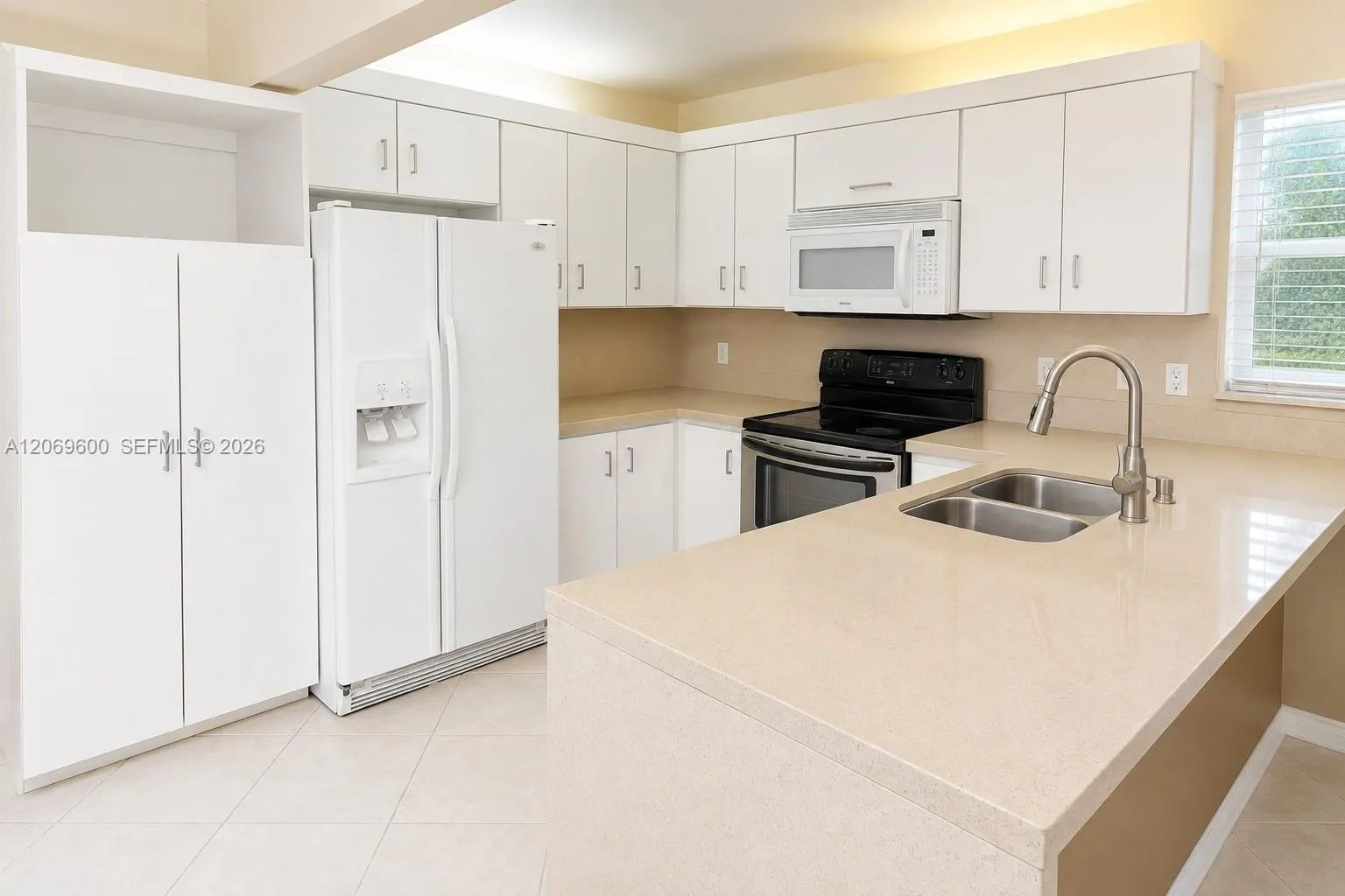 Foto de propiedad en 464 NE 210th Cir Terrace 201-10A, Miami, FL 33179 Miami con MLS# 