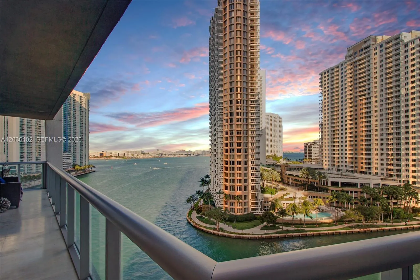 Foto de propiedad en 465 Brickell Avenue 1101, Miami, FL 33131 Miami con MLS# 