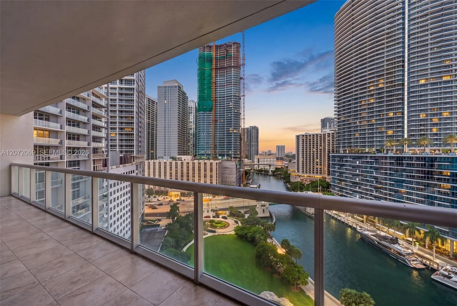 Foto de propiedad en 465 Brickell Avenue 1602, Miami, FL 33131 Miami con MLS# 