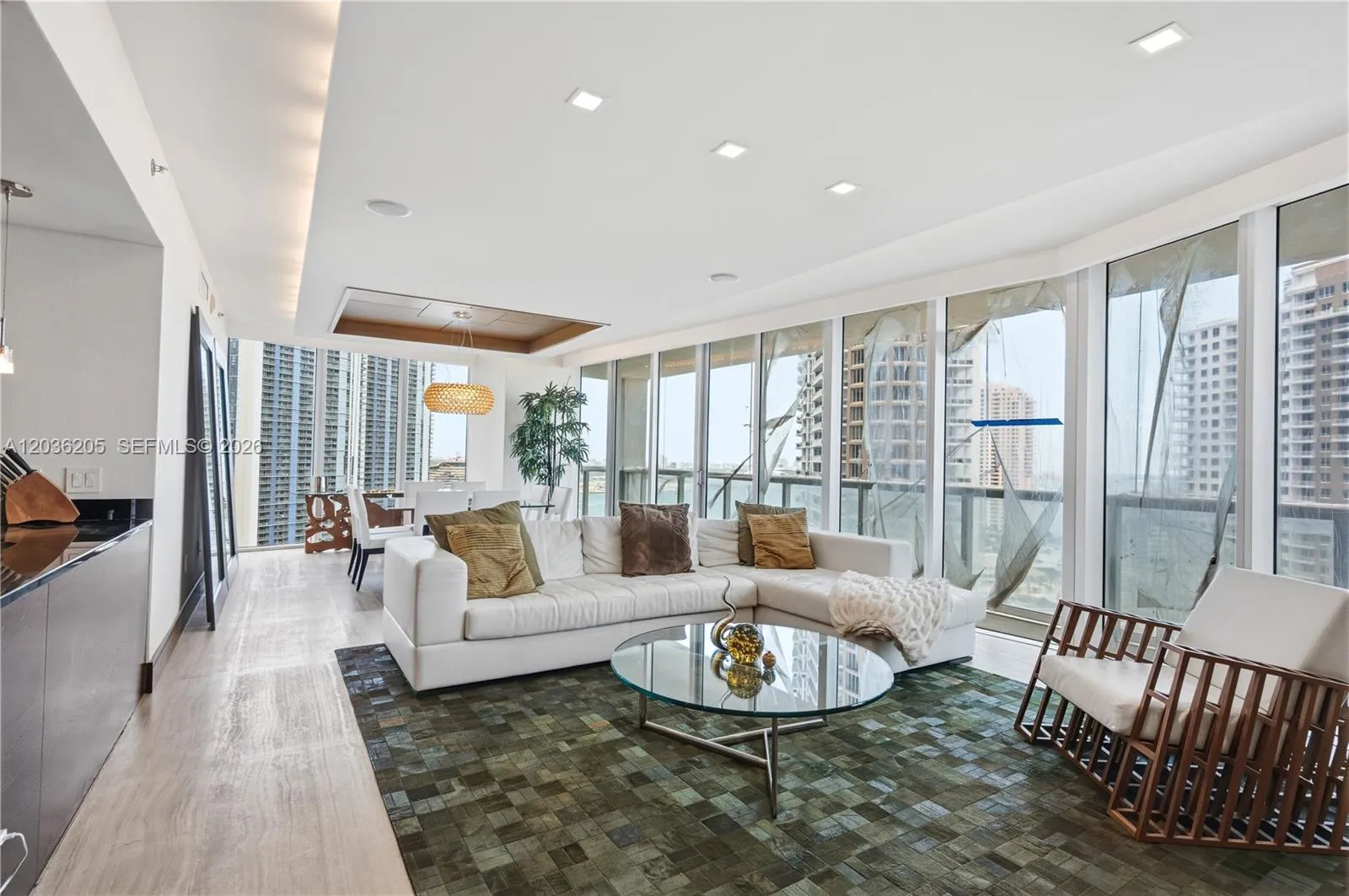 Foto de propiedad en 465 Brickell Avenue 2101, Miami, FL 33131 Miami con MLS# 