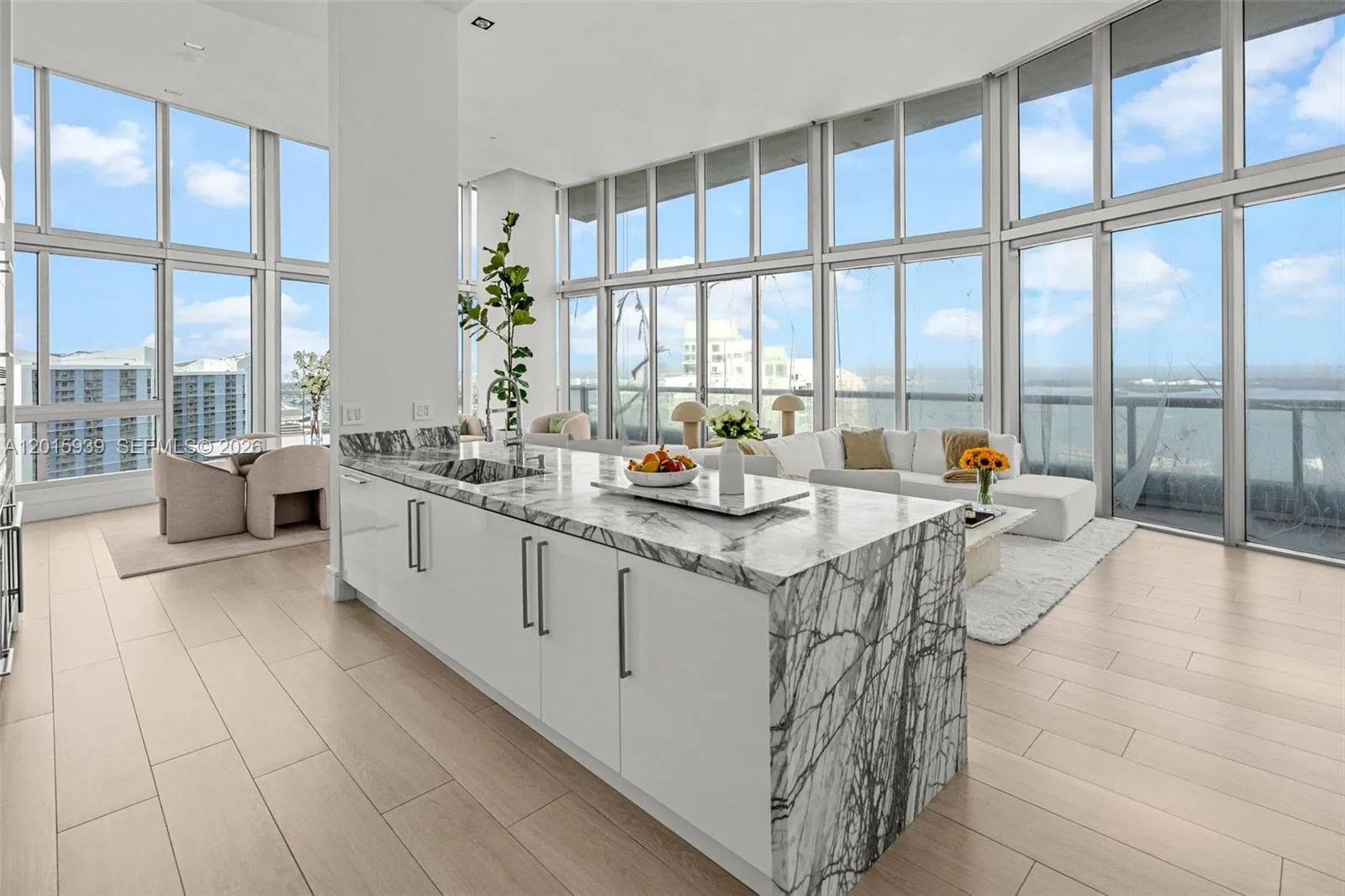 Foto de propiedad en 465 Brickell Avenue 4101, Miami, FL 33131 Miami con MLS# 