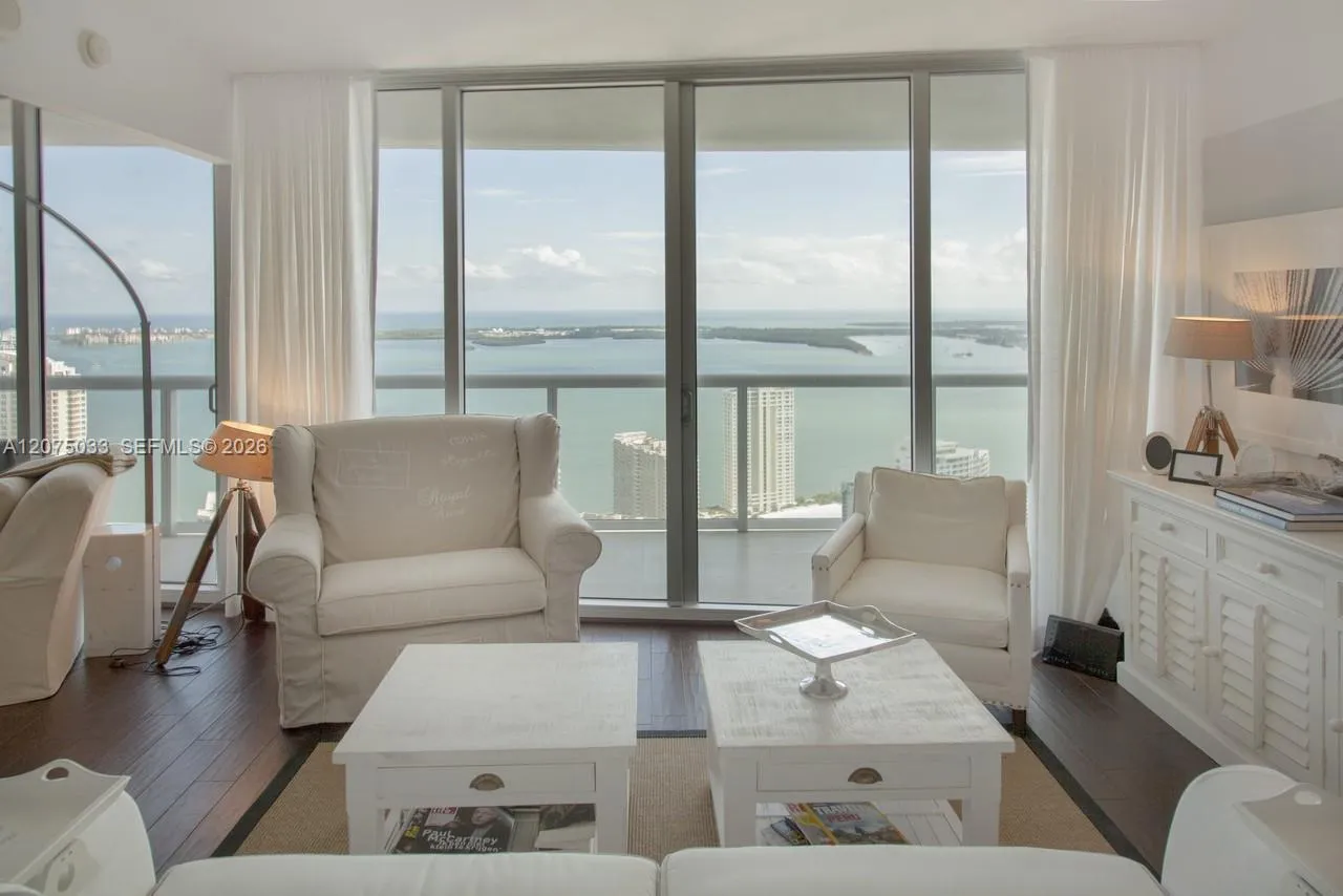 Foto de propiedad en 465 Brickell Avenue 4703, Miami, FL 33131 Miami con MLS# 