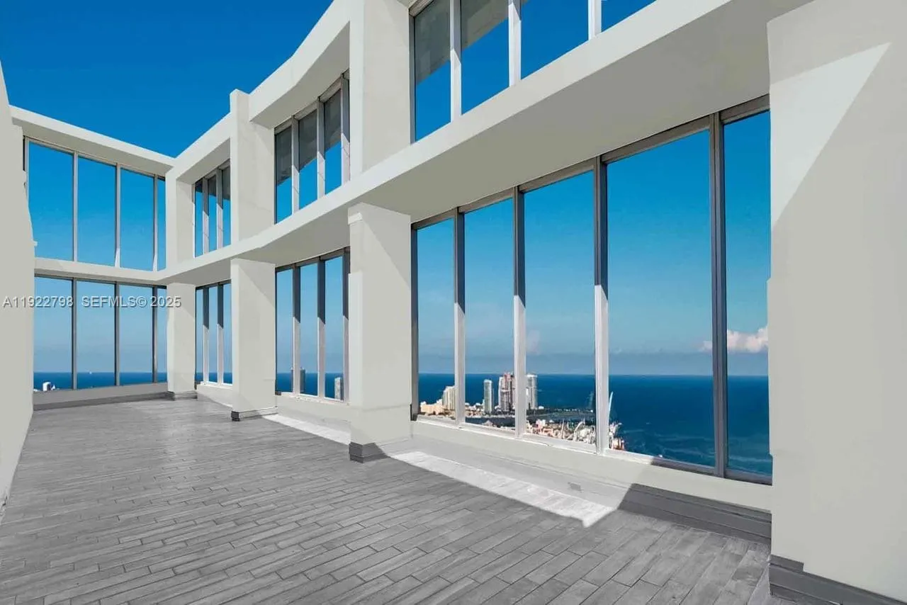 Foto de propiedad en 465 Brickell Avenue 5701, Miami, FL 33131 Miami con MLS# 