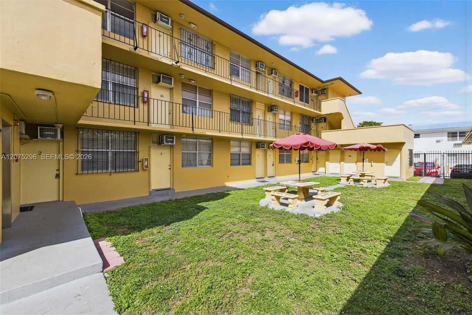 Foto de propiedad en 465 E 28th Street 18, Hialeah, FL 33013 Hialeah con MLS# 