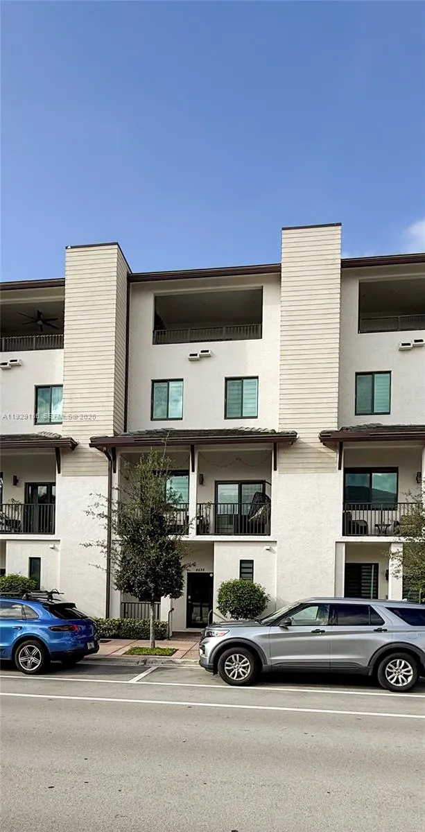 Foto de propiedad en 4654 NW 84th Avenue, Doral, FL 33166 Doral con MLS# 