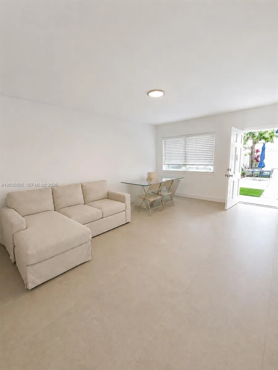 Foto de propiedad en 467 Golden Isles Drive 110, Hallandale Beach, FL 33009 Hallandale Beach con MLS# 