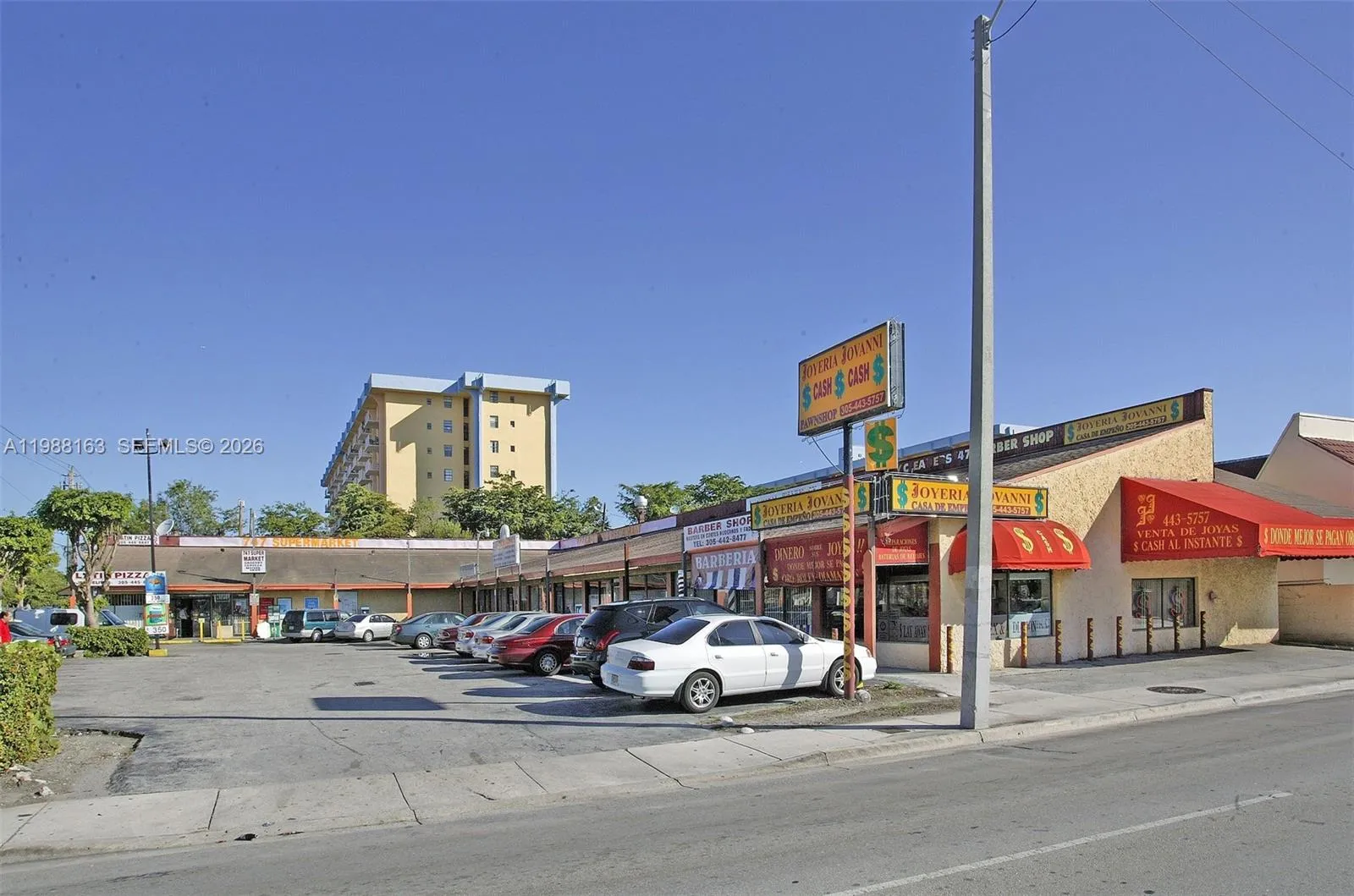 Foto de propiedad en 4685 NW 7th Street, Miami, FL 33126 Miami con MLS# 