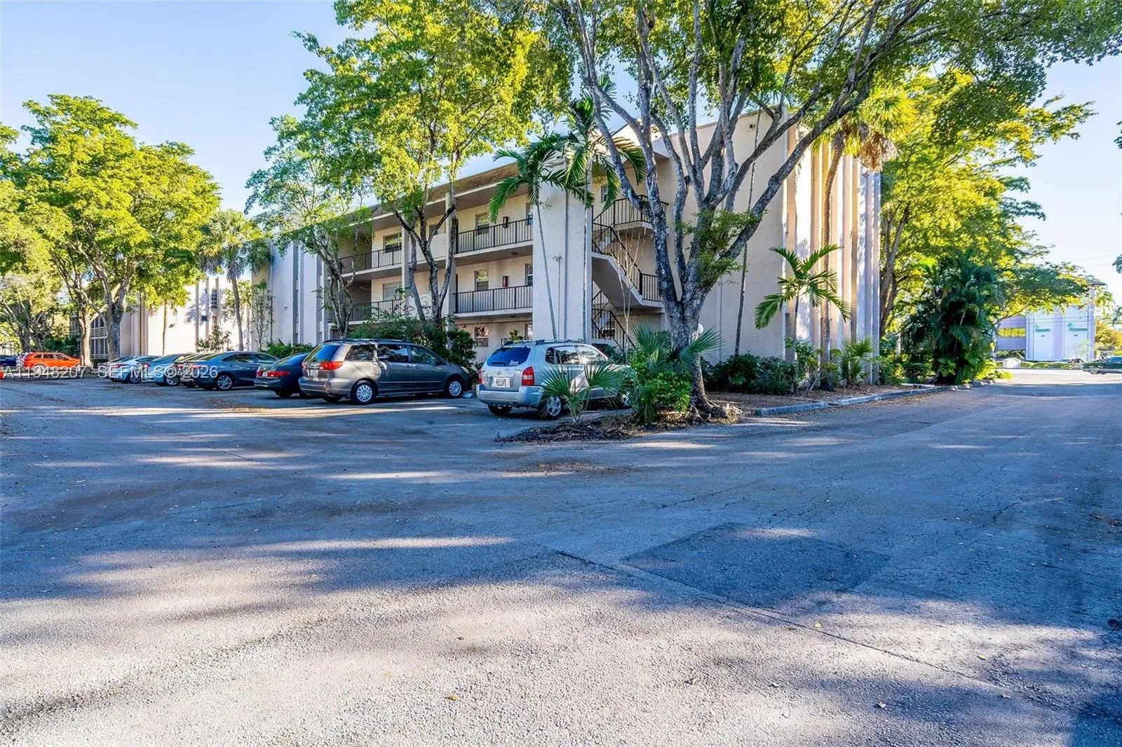 Foto de propiedad en 469 N Pine Island Road B302, Plantation, FL 33324 Plantation con MLS# 