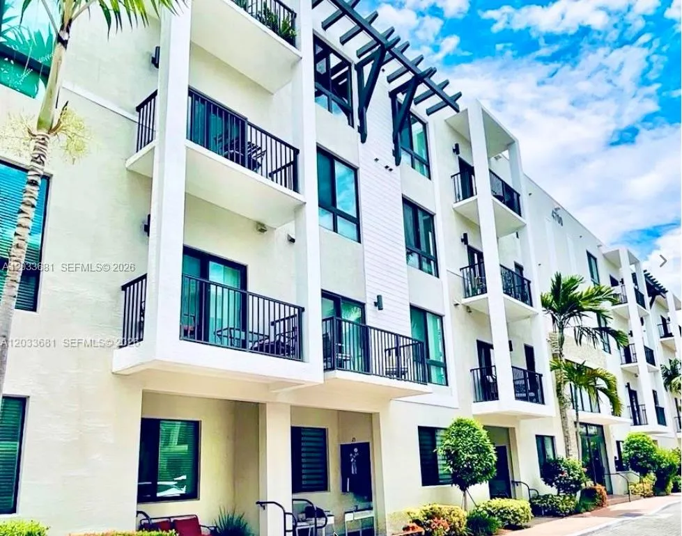 Foto de propiedad en 4700 NW 84th Avenue 15, Doral, FL 33166 Doral con MLS# 