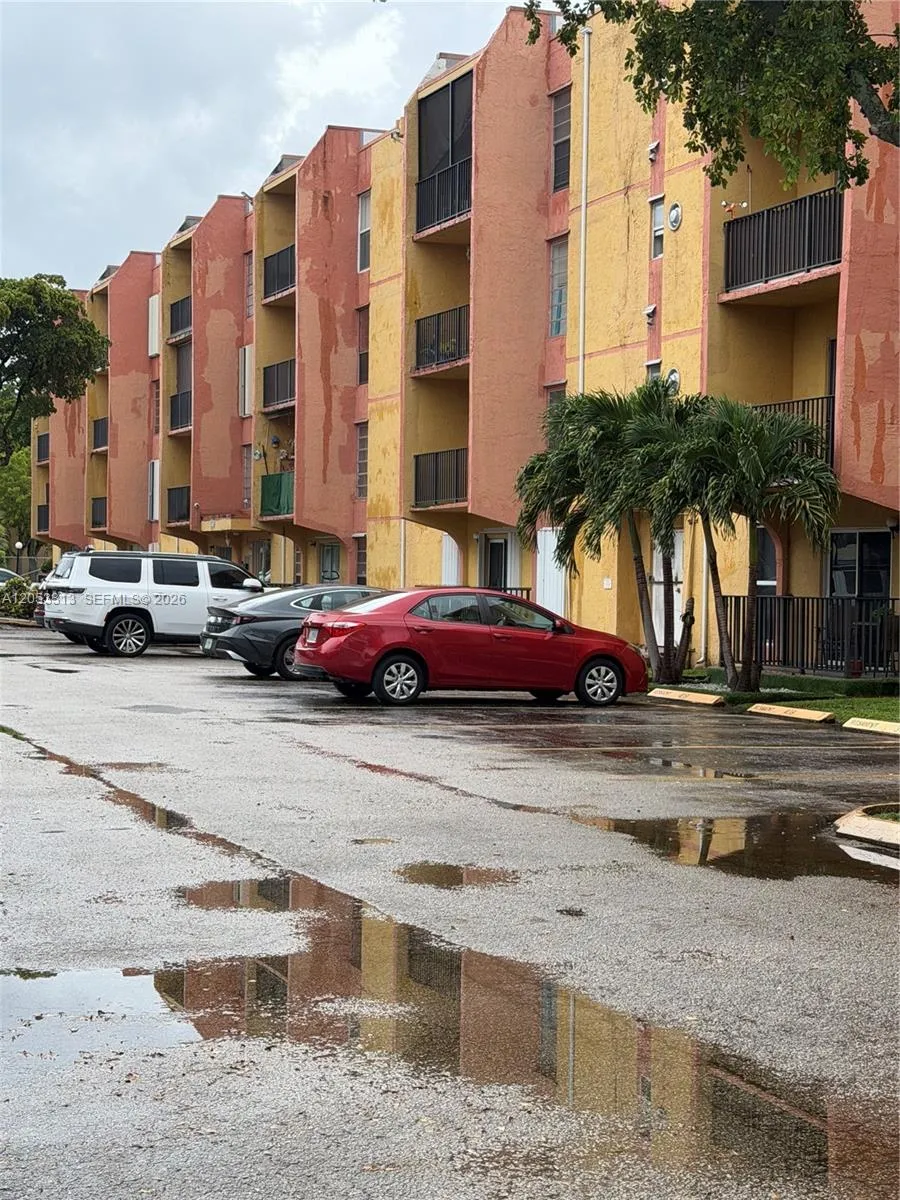 En Venta 4705 NW 7th Street 110-7, Miami, FL 33126, Miami, FL 33126