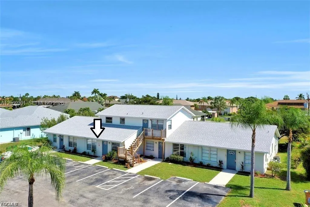 Foto de propiedad en 4705 SE 4th Place 2, Cape Coral, FL 33904 Cape Coral con MLS# 