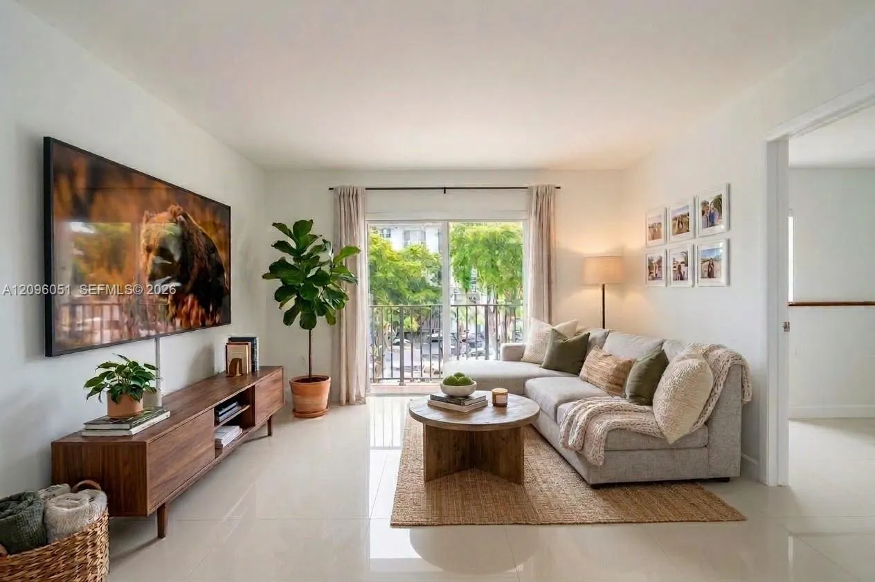 En Venta 4709 NW 7th Street 305-9, Miami, FL 33126, Miami, FL 33126