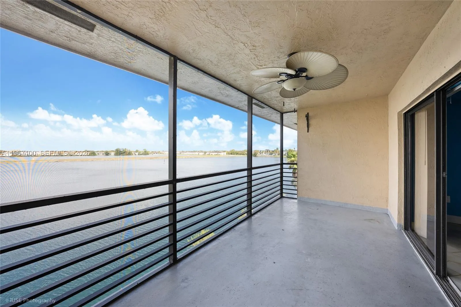 Foto de propiedad en 471 Ives Dairy Road 402-3, Miami, FL 33179 Miami con MLS#