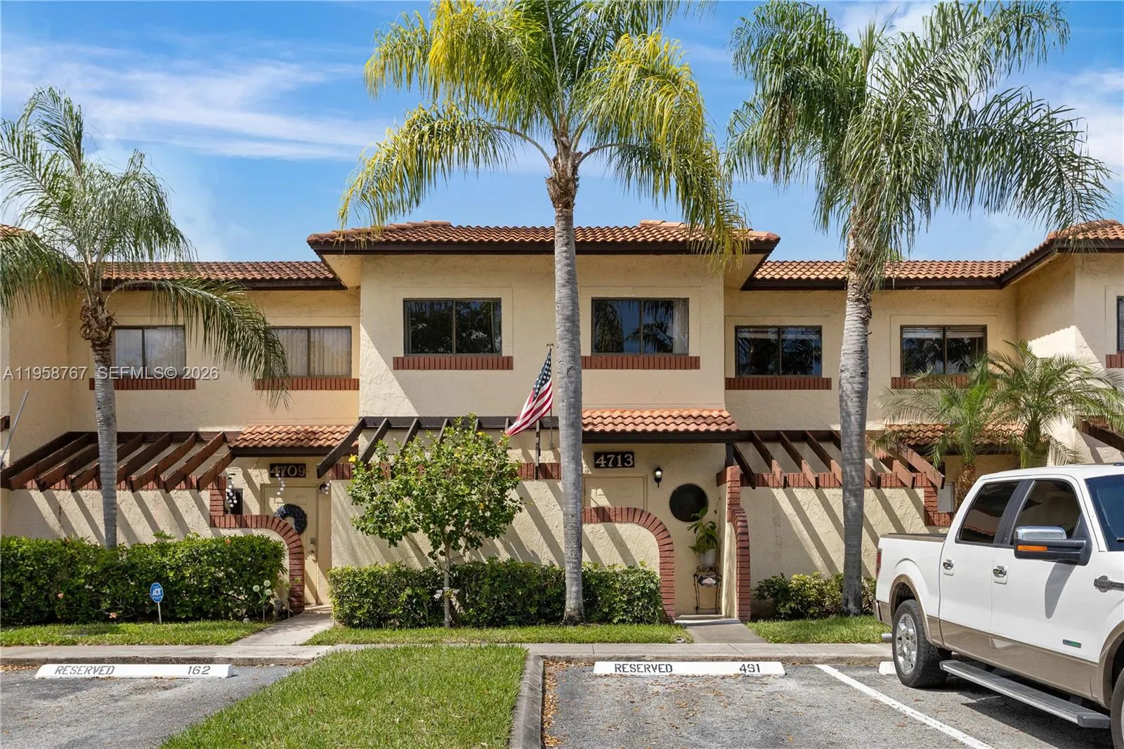 Foto de propiedad en 4713 N Pine Island Road, Sunrise, FL 33351 Sunrise con MLS# 