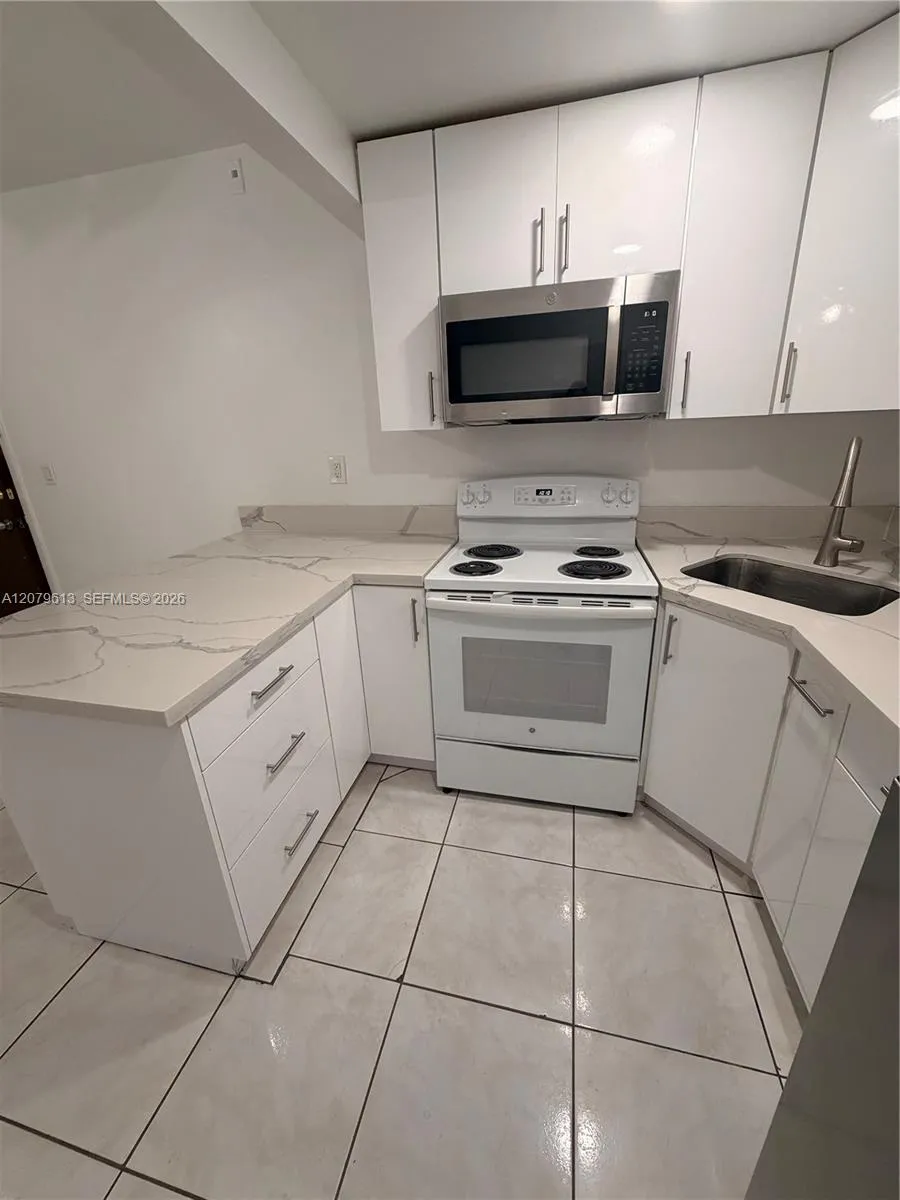 Foto de propiedad en 4715 NW 7th Street 108-2, Miami, FL 33126 Miami con MLS# 