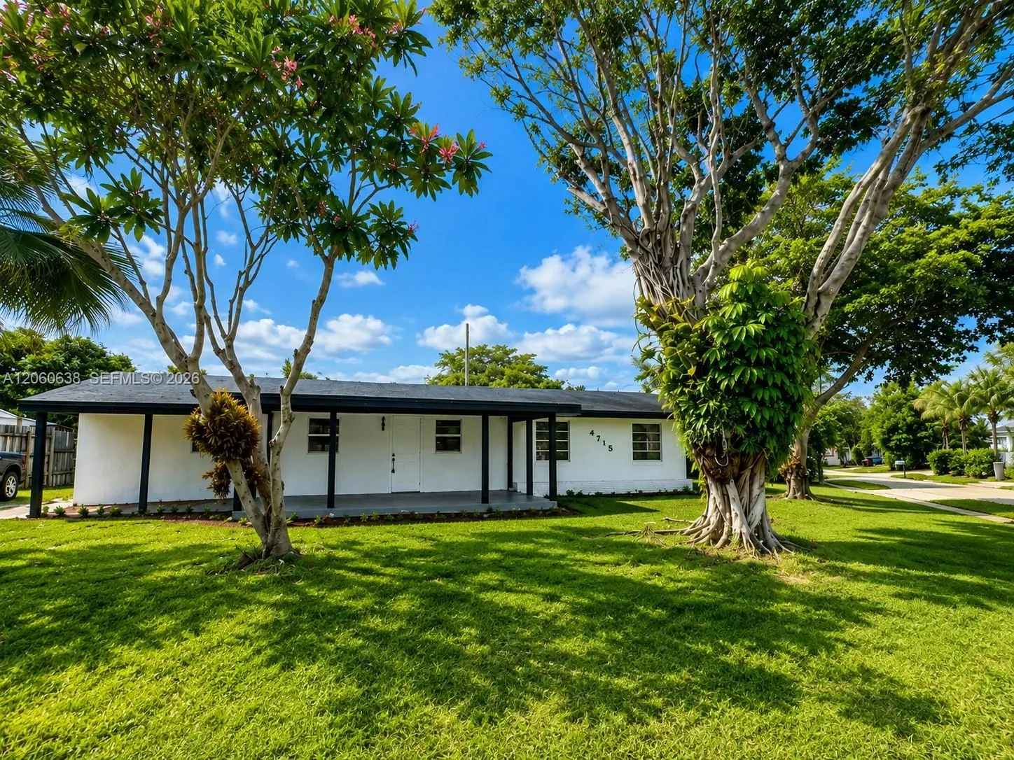 Foto de propiedad en 4715 SW 23rd Street, Fort Lauderdale, FL 33317 Fort Lauderdale con MLS# 