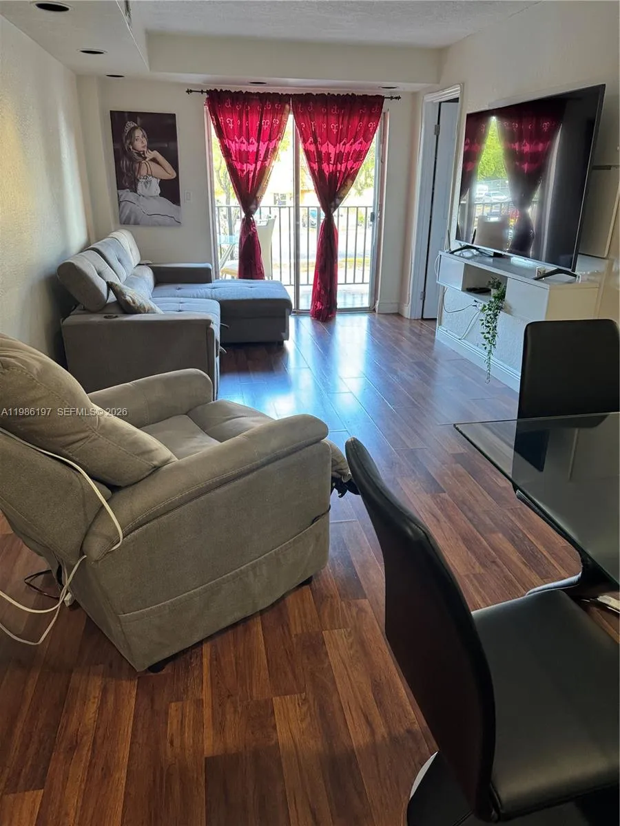 Foto de propiedad en 4717 NW 7th Street 203-10, Miami, FL 33126 Miami con MLS# 