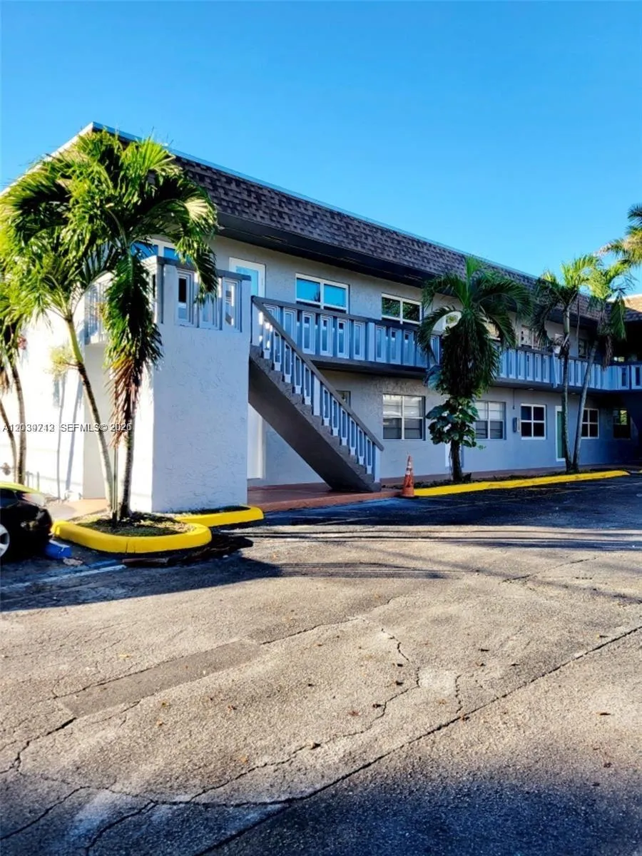 Foto de propiedad en 4717 SW 33rd Avenue 102, Dania Beach, FL 33312 Dania Beach con MLS# 