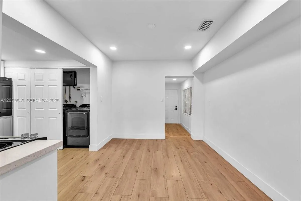 Foto de propiedad en 4719 E 8th Court, Hialeah, FL 33013 Hialeah con MLS# 