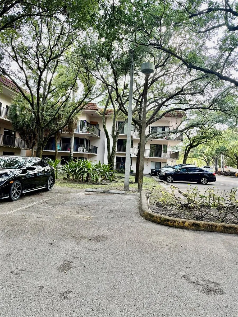 Foto de propiedad en 4725 SW 62nd Avenue 104, Davie, FL 33314 Davie con MLS# 