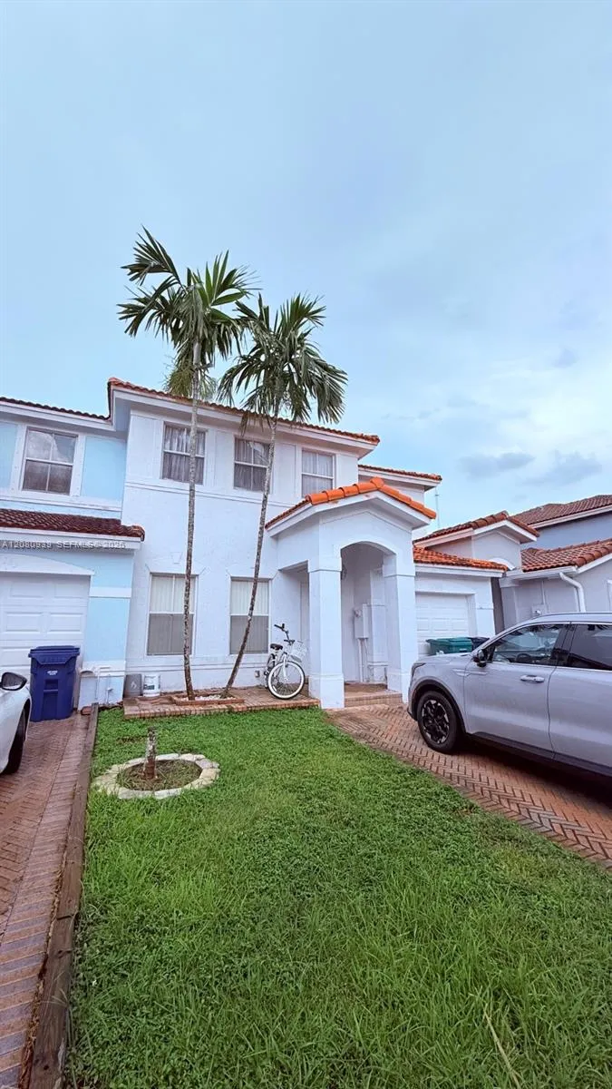 Foto de propiedad en 4729 SW 163rd Place, Miami, FL 33185 Miami con MLS# 