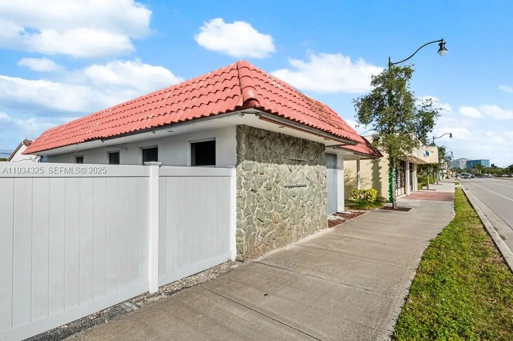 Foto de propiedad en 4749 Hollywood Boulevard, Hollywood, FL 33021 Hollywood con MLS# 