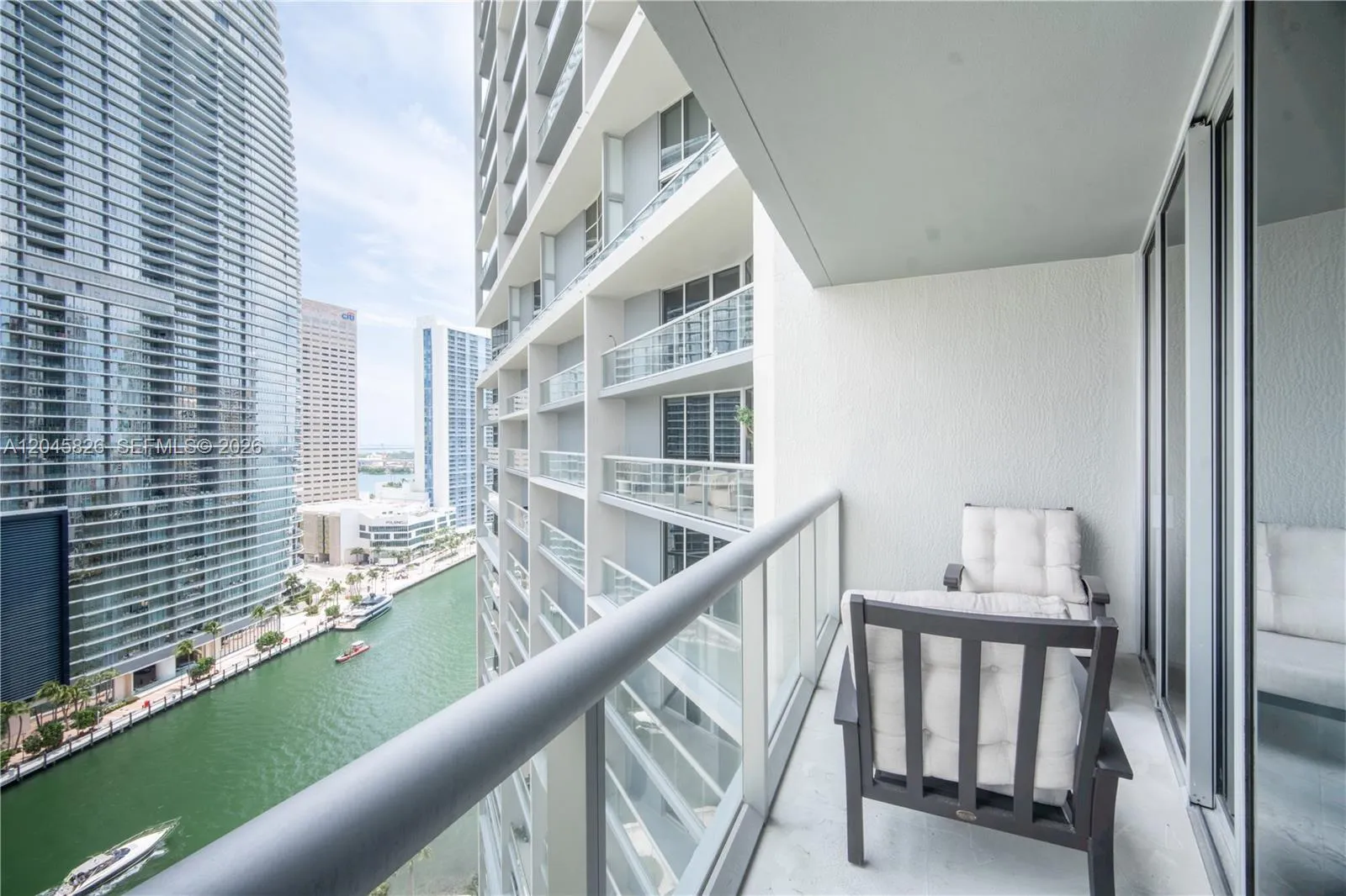 Foto de propiedad en 475 Brickell Avenue 2010, Miami, FL 33131 Miami con MLS# 