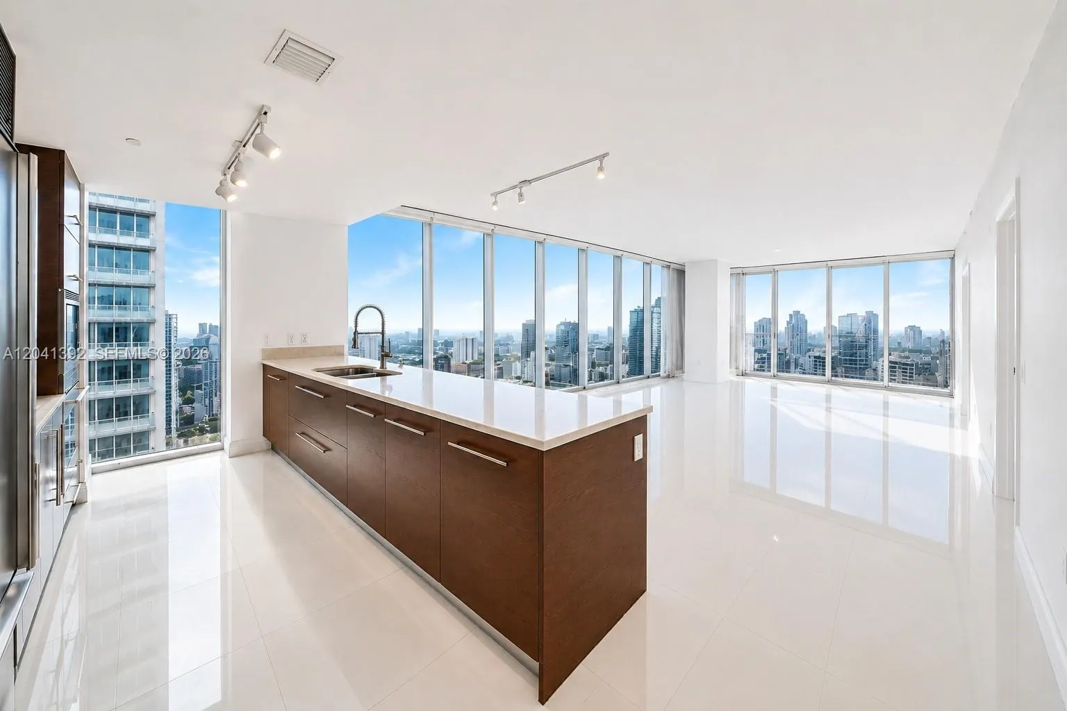 Foto de propiedad en 475 Brickell Avenue 4715, Miami, FL 33131 Miami con MLS# 