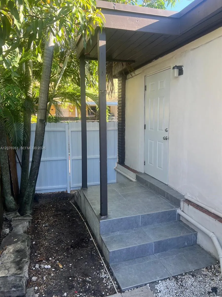 Foto de propiedad en 4750 NW 5th Street 2, Miami, FL 33126 Miami con MLS# 