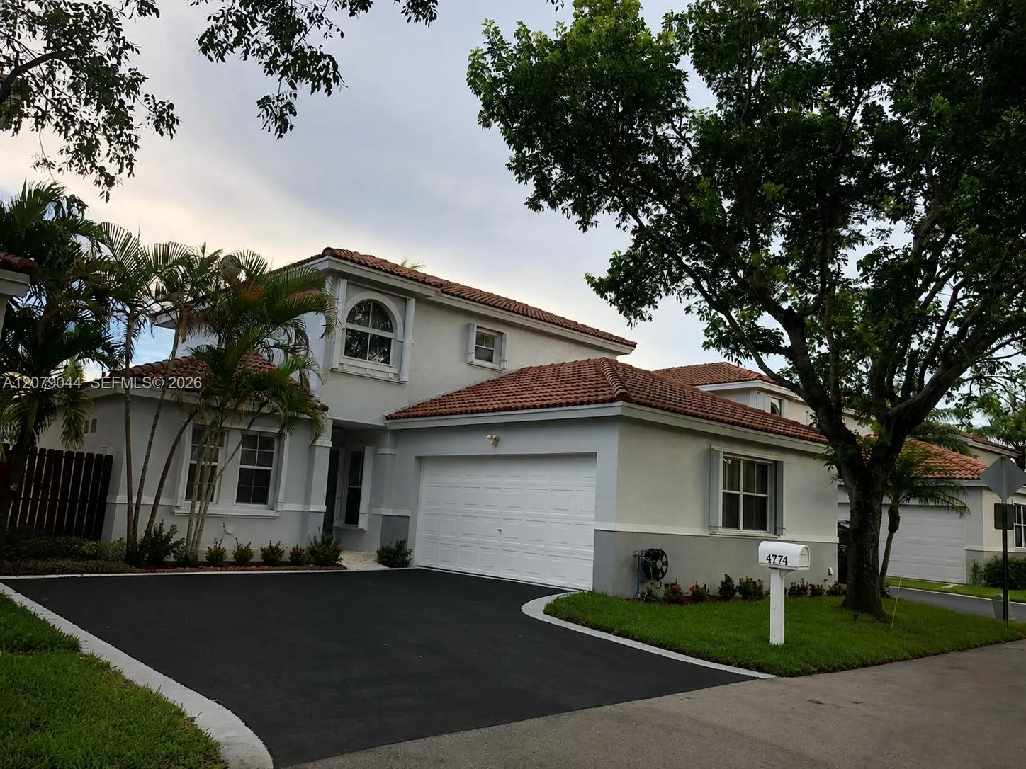 Foto de propiedad en 4774 NW 5th Place, Coconut Creek, FL 33063 Coconut Creek con MLS# 