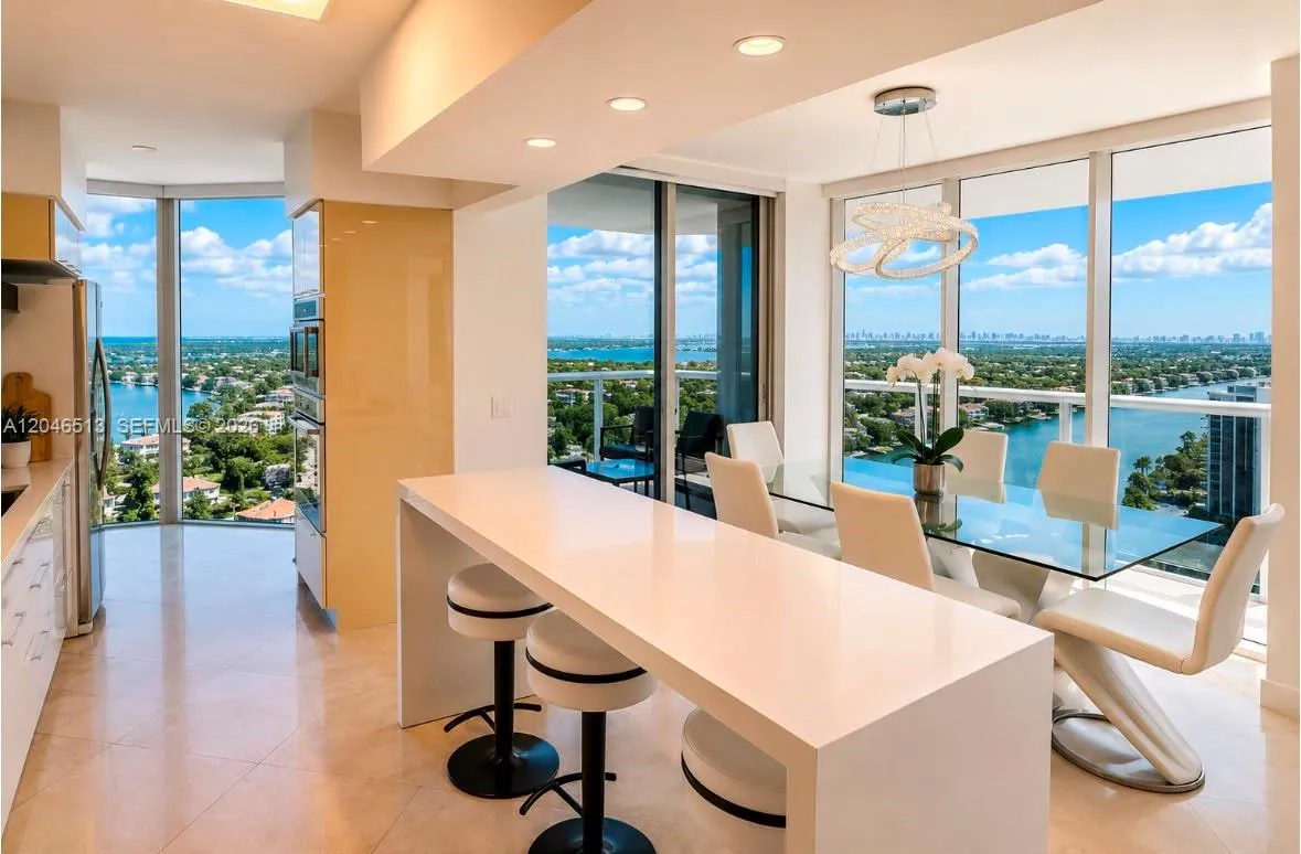 Foto de propiedad en 4775 Collins Avenue 2407, Miami Beach, FL 33140 Miami Beach con MLS# 