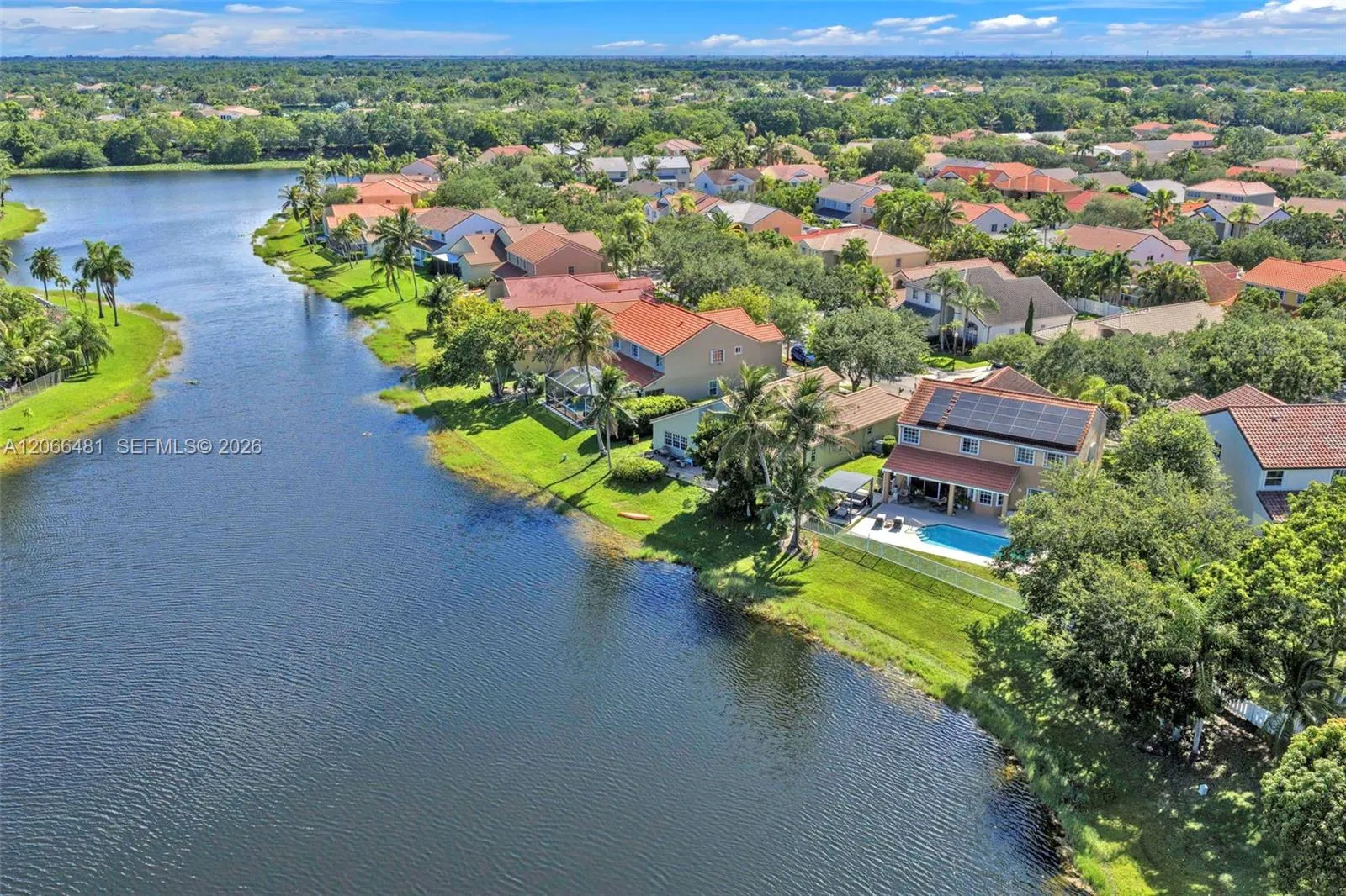 Foto de propiedad en 480 Cambridge Drive, Weston, FL 33326 Weston con MLS# 