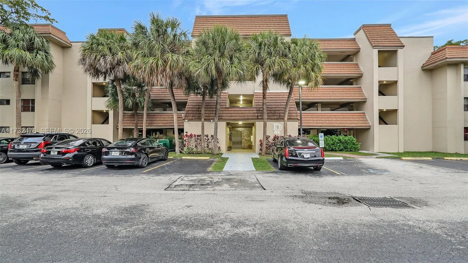 Foto de propiedad en 481 Ives Dairy Road 105-4, Miami, FL 33179 Miami con MLS# 