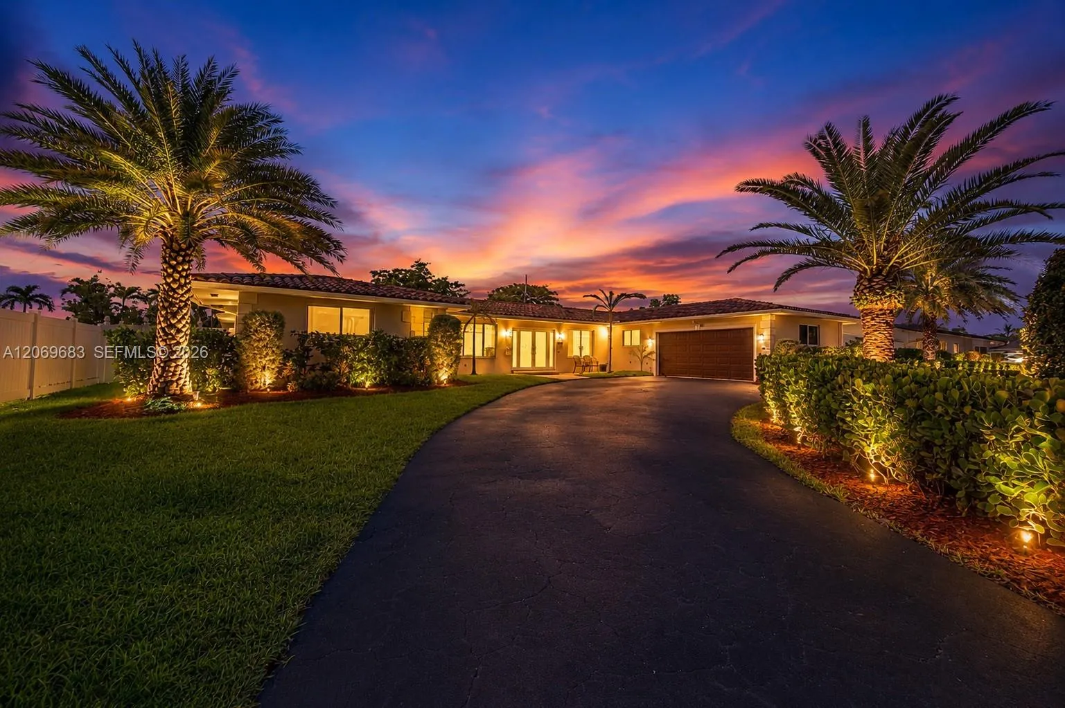 Foto de propiedad en 4812 Van Buren Street, Hollywood, FL 33021 Hollywood con MLS# 