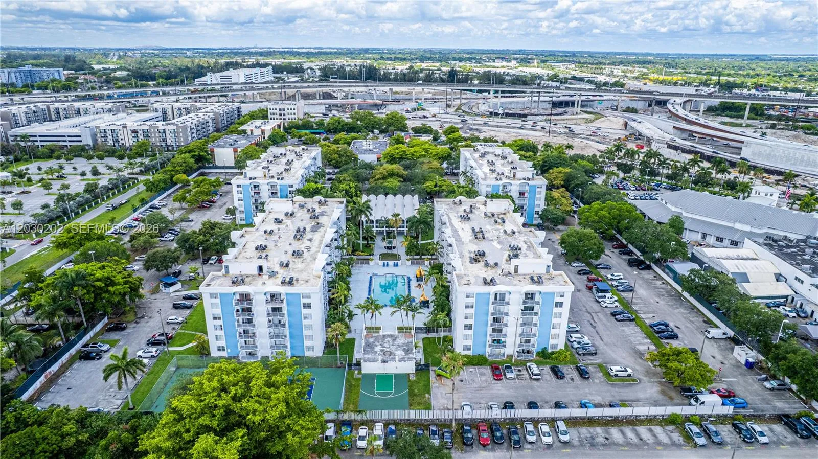 Foto de propiedad en 482 NW 165th St Road A-201, Miami, FL 33169 Miami con MLS# 