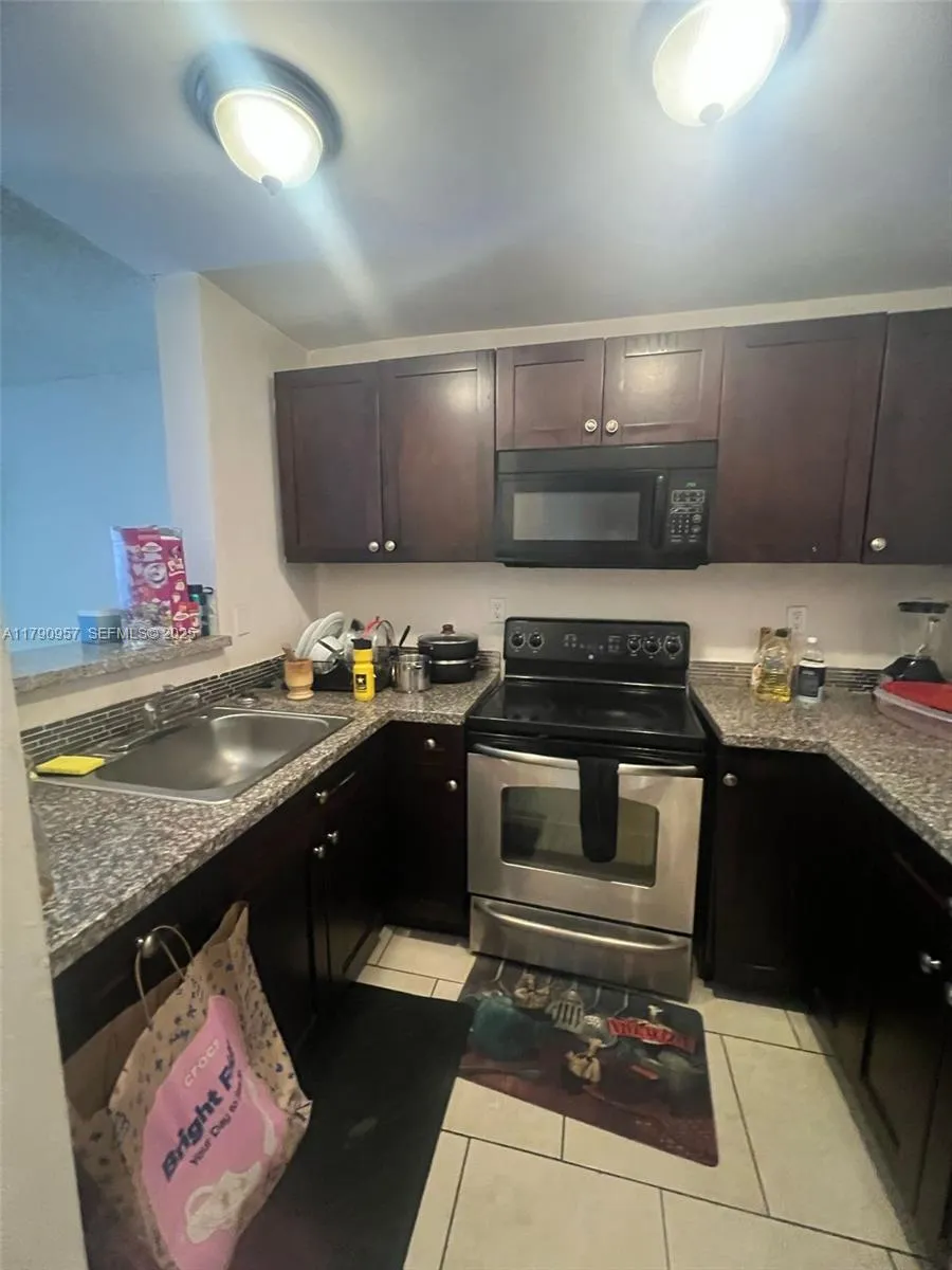 Foto de propiedad en 482 NW 165th St Road A203, Miami, FL 33169 Miami con MLS# 