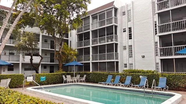 Foto de propiedad en 483 N Pine Island Road C305, Plantation, FL 33324 Plantation con MLS# 