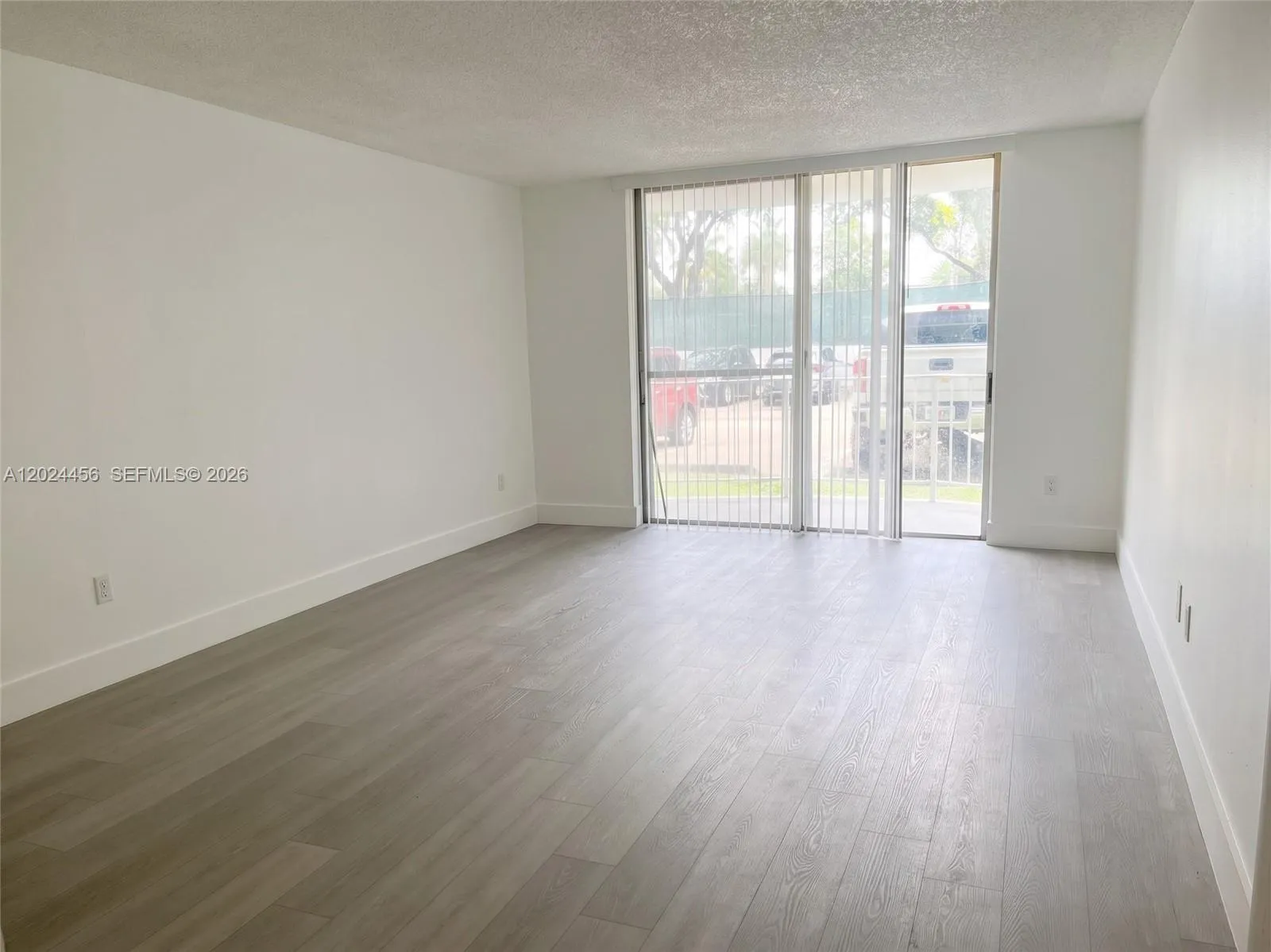 Foto de propiedad en 484 NW 165th St Road A-111, Miami, FL 33169 Miami con MLS# 