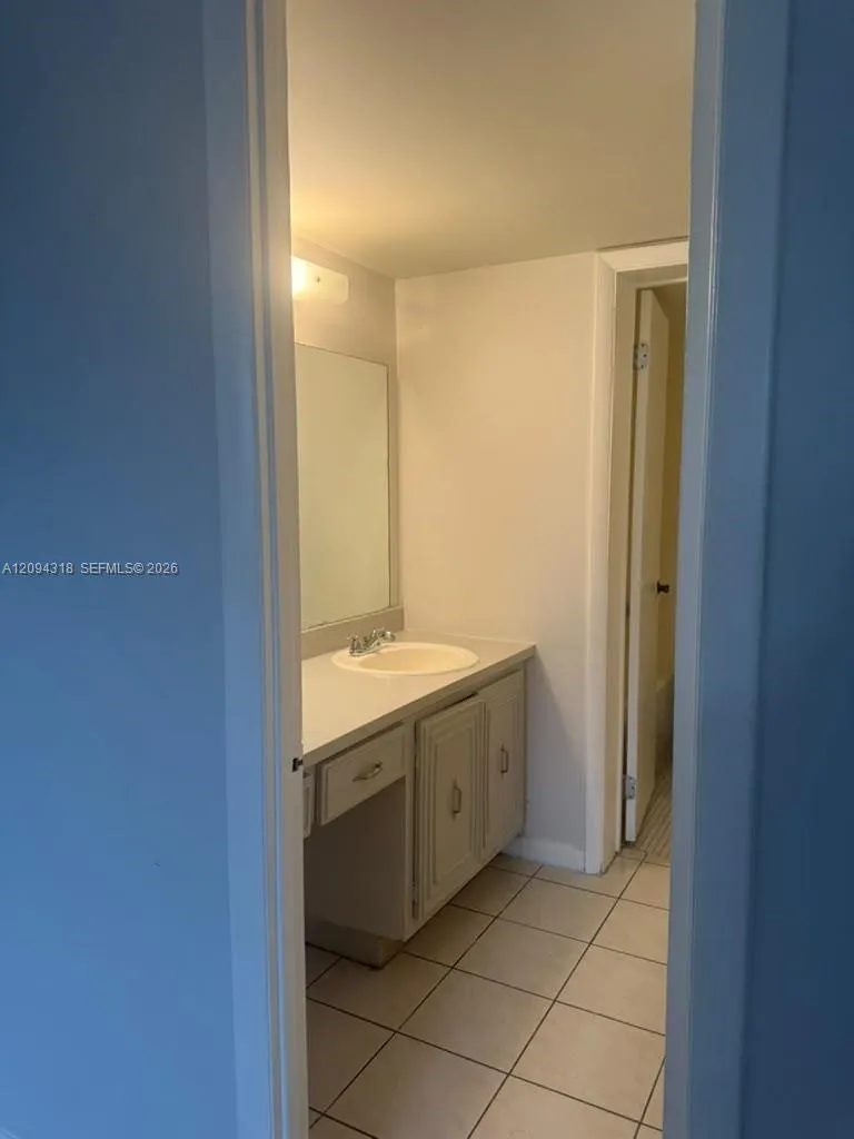 En Venta 484 NW 165th St Road A-311, Miami, FL 33169, Miami, FL 33169